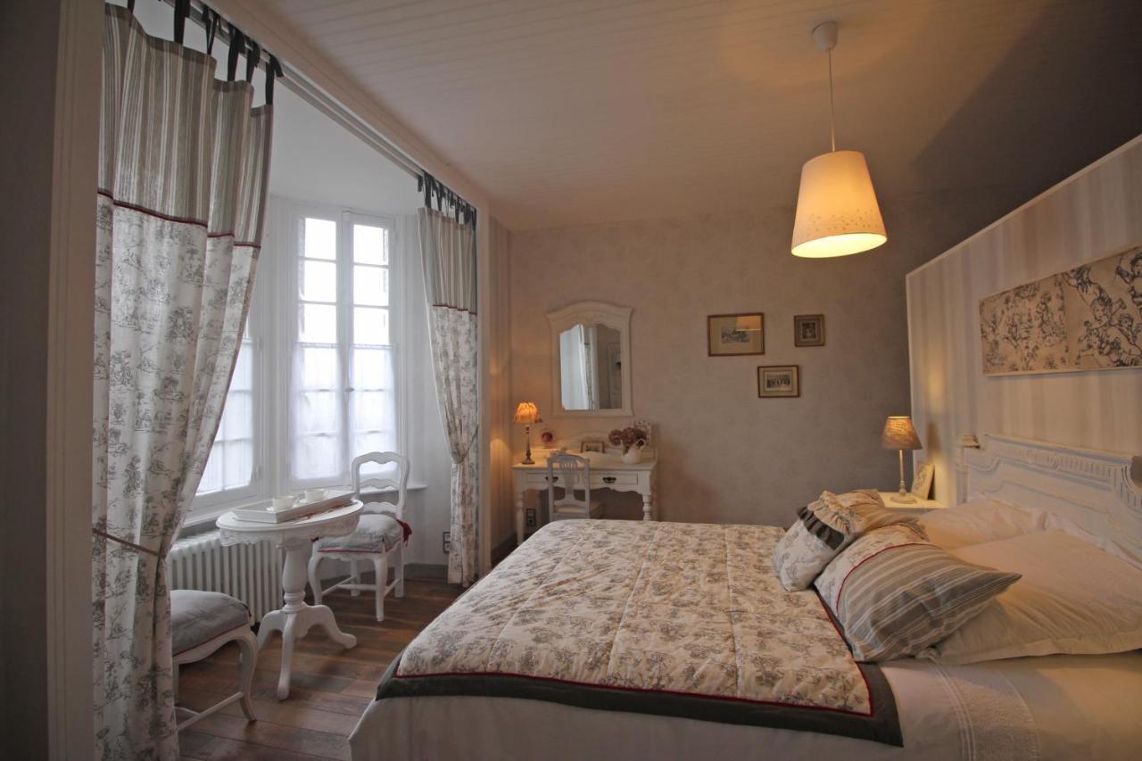 Bed and Breakfast Au Fil Du Temps Châlus Exterior foto