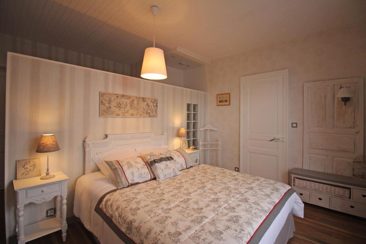 Bed and Breakfast Au Fil Du Temps Châlus Exterior foto